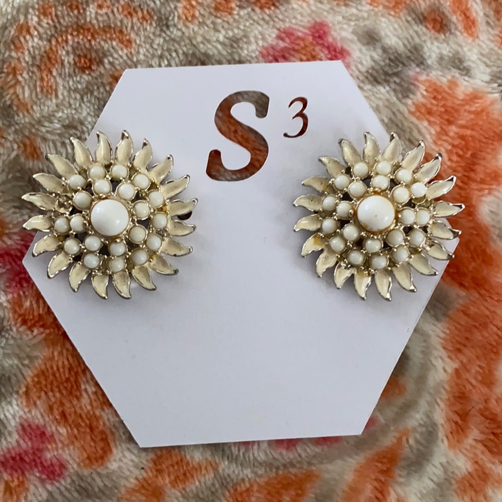 Vintage Beautiful! clip earrings 👗